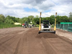 Landschaftspflege Hörz Tennisplatzneubau einbringen der Lava-Schicht mit Laserraupe